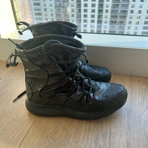 Women’s 8.5 Nike tanjin boot